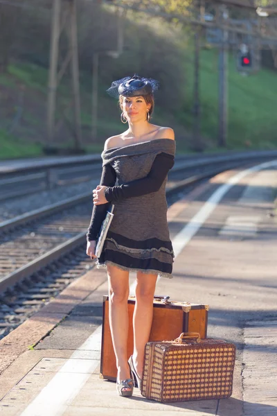 電車を待っている女 — ストック写真