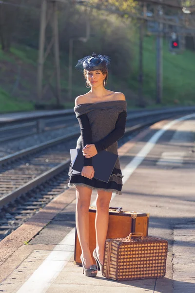 Mujer esperando el tren — Foto de Stock