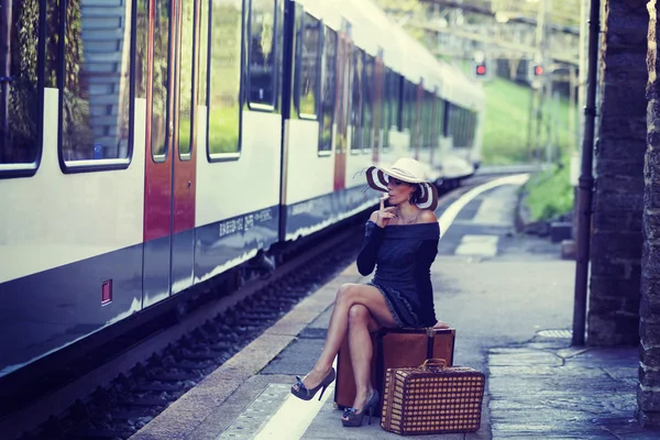 Donna in attesa del treno — Foto Stock