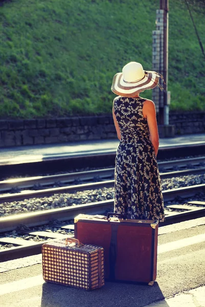 Mulher à espera do comboio — Fotografia de Stock