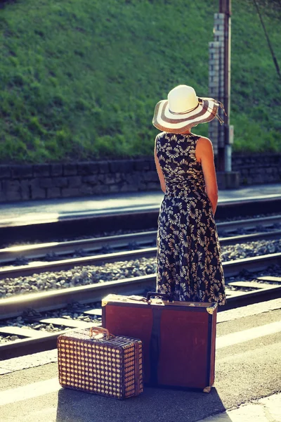 Frau wartet auf den Zug — Stockfoto