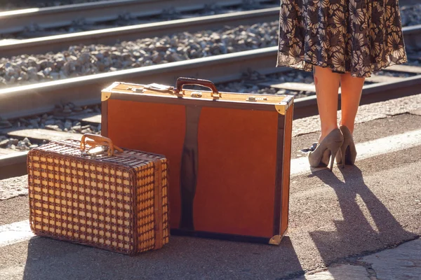 Femme attendant le train — Photo