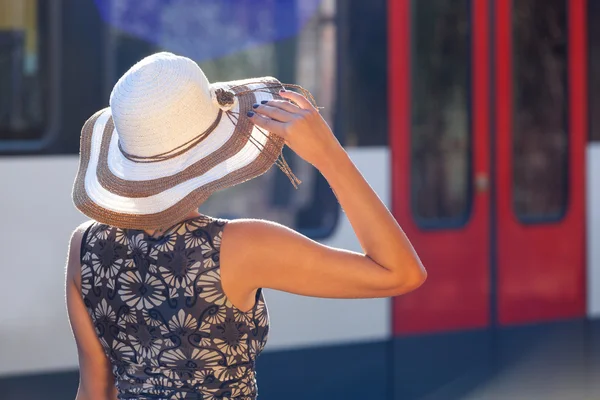 電車を待っている女 — ストック写真