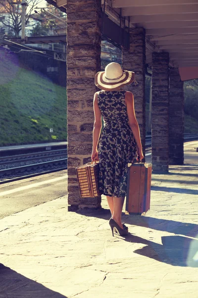 Femme attendant le train — Photo