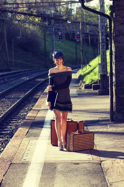 Mulher à espera do comboio — Fotografia de Stock