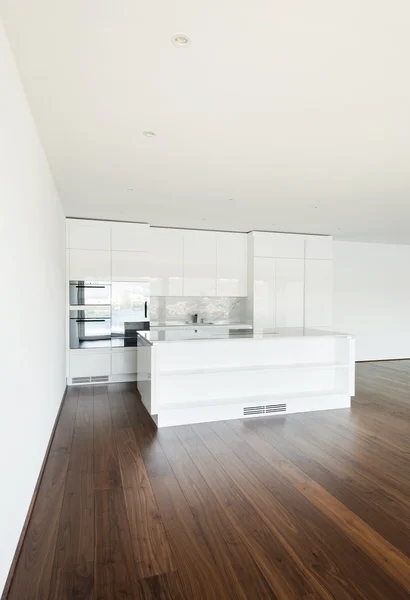 아름 다운 빈 아파트, 흰색 부엌 — 스톡 사진
