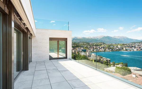 Mooi balkon van moderne gebouw — Stockfoto