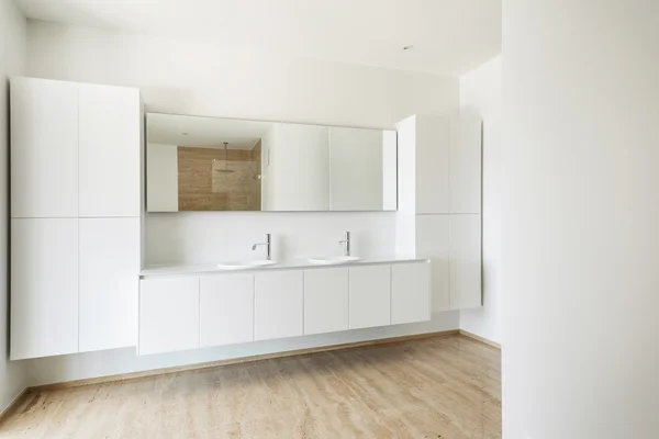 Interior del baño blanco — Foto de Stock