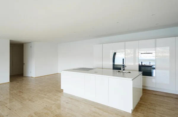 Schöne leere Wohnung, weiße Küche — Stockfoto