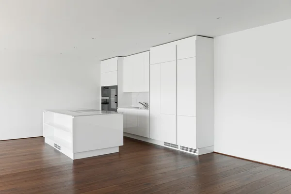 Красивая пустая квартира, белая кухня — стоковое фото