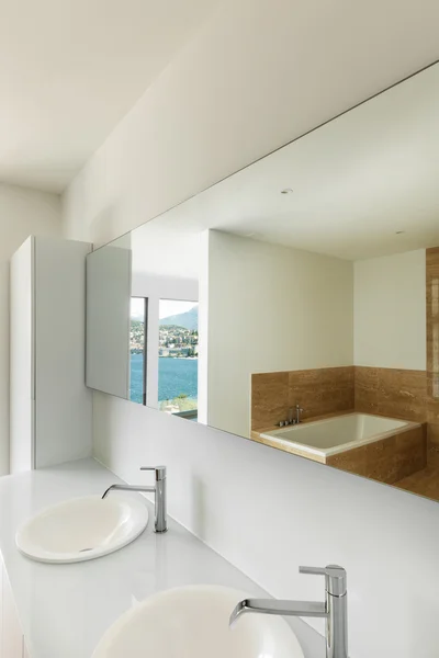 Lavabo di un bagno moderno — Foto Stock