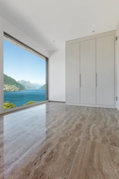 Lege kamer met raam met uitzicht op het meer — Stockfoto