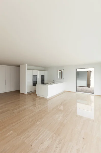 Interieur, brede woonkamer met keuken — Stockfoto