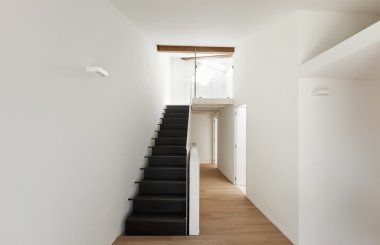 Boş koridor, modern siyah merdiven