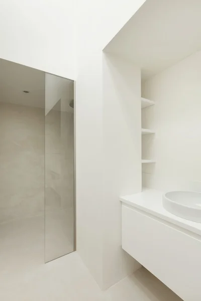 Ванная комната белого цвета — стоковое фото