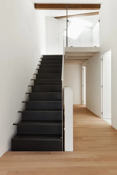 Leerer Flur, moderne schwarze Treppe — Stockfoto