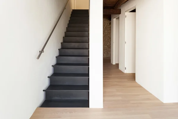 Leerer Flur, moderne schwarze Treppe — Stockfoto