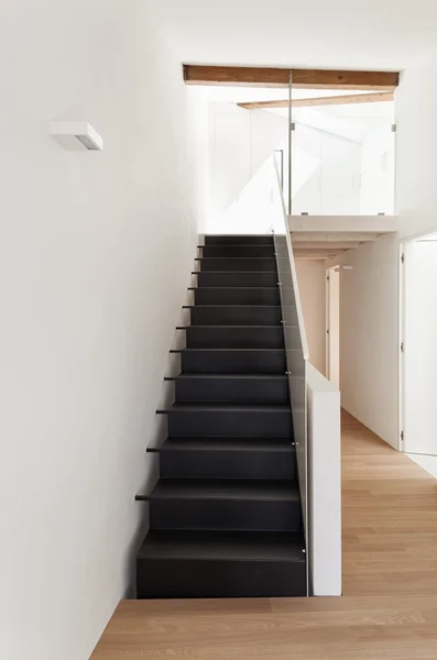 Corredor vazio, escadaria preta moderna — Fotografia de Stock