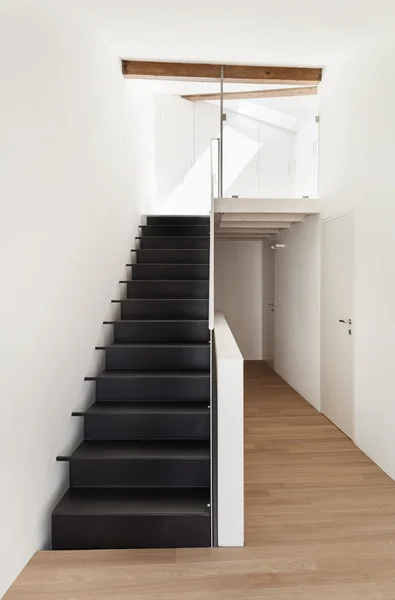 Corridoio vuoto, moderna scala nera — Foto Stock