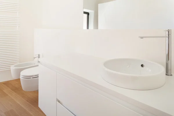 Biała łazienka, umywalka — Zdjęcie stockowe