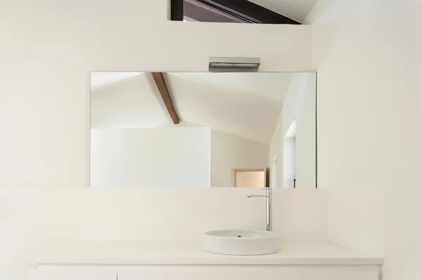 Moderní podkroví, bílá koupelna, umyvadlo — Stock fotografie
