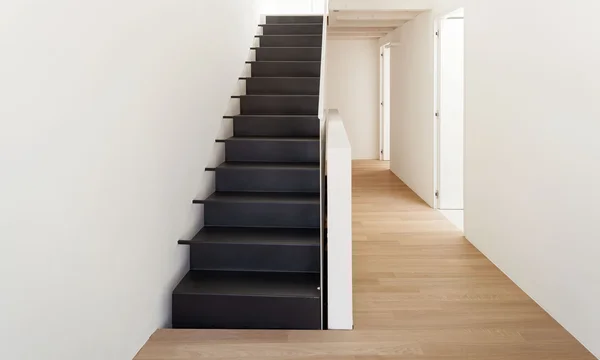 Leerer Flur, moderne schwarze Treppe — Stockfoto