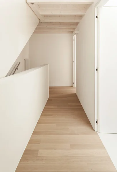 Modern loft, koridor görünümünden — Stok fotoğraf
