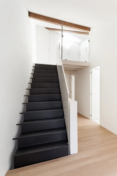 Corredor interior com escada — Fotografia de Stock