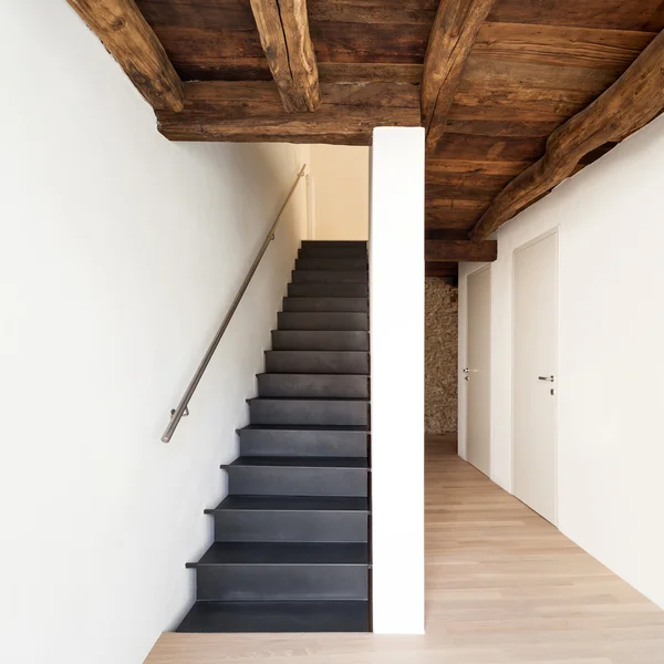 Пустой коридор, современная черная лестница — стоковое фото