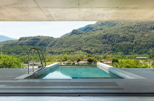 Modernt hus i cement, pool — Stockfoto