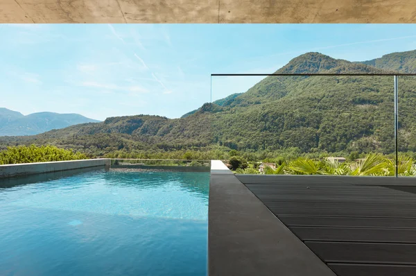 Swimming pool of a modern house — Stock Photo, Image