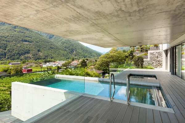 Modernes Haus in Zement, Pool — Stockfoto