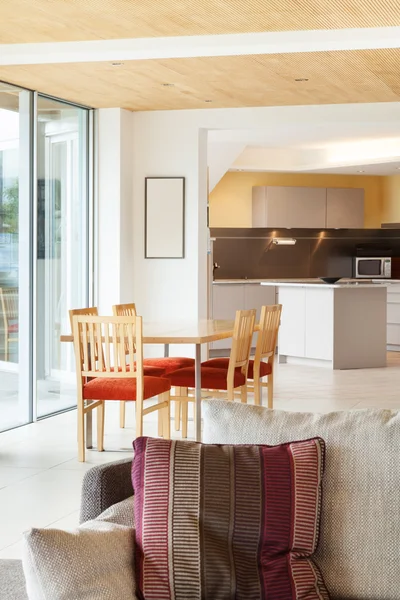 Sala da pranzo, vista sulla cucina — Foto Stock