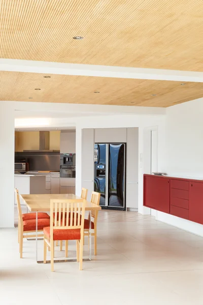 Sala de jantar, vista da cozinha — Fotografia de Stock