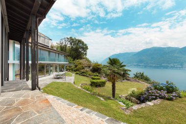 Modern ev ve güzel Bahçe Manzaralı