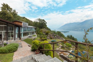 Modern ev ve güzel Bahçe Manzaralı