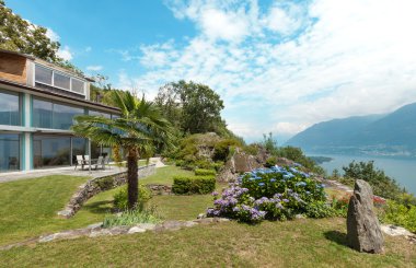 Modern ev ve güzel Bahçe Manzaralı