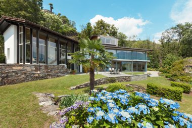Modern ev ve güzel Bahçe Manzaralı