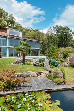 Modern ev ve güzel Bahçe Manzaralı