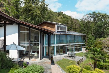 Modern ev ve güzel Bahçe Manzaralı