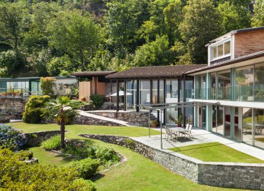 Modern ev ve güzel Bahçe Manzaralı