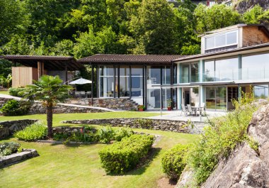 Modern ev ve güzel Bahçe Manzaralı
