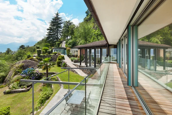 Moderní dům a krásný výhled do zahrady — Stock fotografie