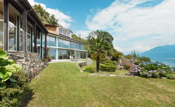 Casa moderna y hermosa vista al jardín — Foto de Stock