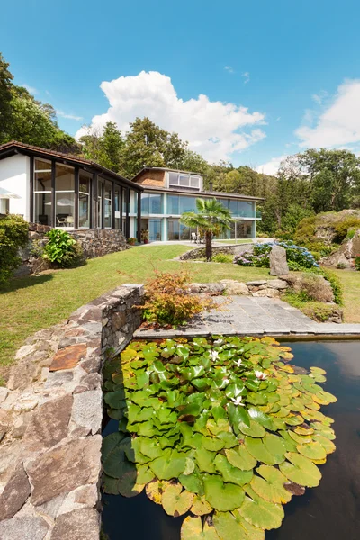 Modern house and beautiful garden view — Stock Photo, Image