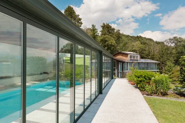 현대 집과 아름 다운 정원 보기 — 스톡 사진