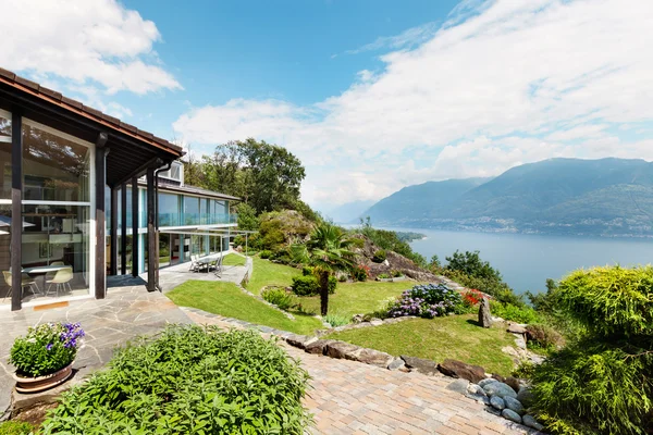 현대 집과 아름 다운 정원 보기 — 스톡 사진