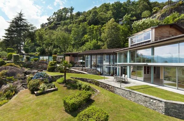 Modernes Haus und schöner Blick auf den Garten — Stockfoto