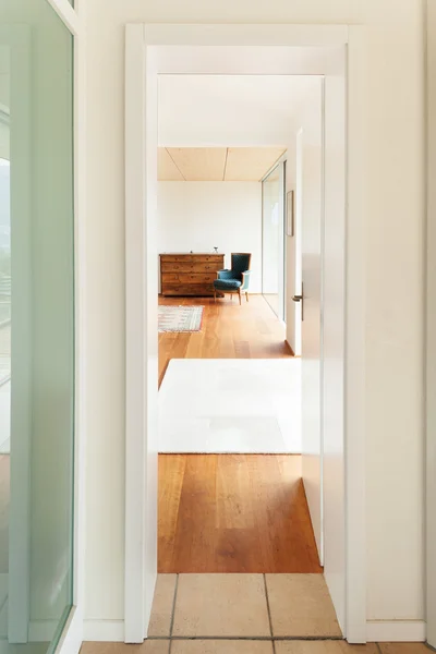 Interior, vista de la habitación desde el pasillo —  Fotos de Stock