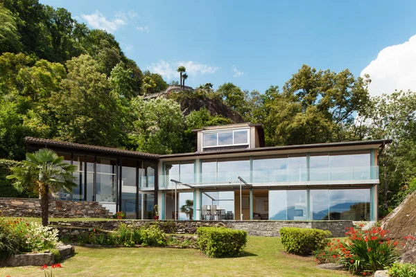 Modernes Haus und schöner Blick auf den Garten — Stockfoto